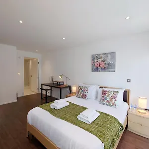 Fully Serviced Two Bed By Excel & O2 London